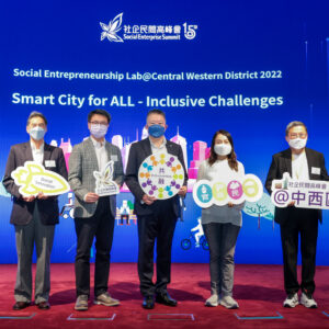 Dr. Ilex Lam is on the forum’s stage with other guests.