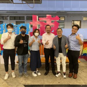 A group photo with Dr. Ilex Lam, Ir. Dixon Kwok, Principal Li, and other social enterprise’s representatives.