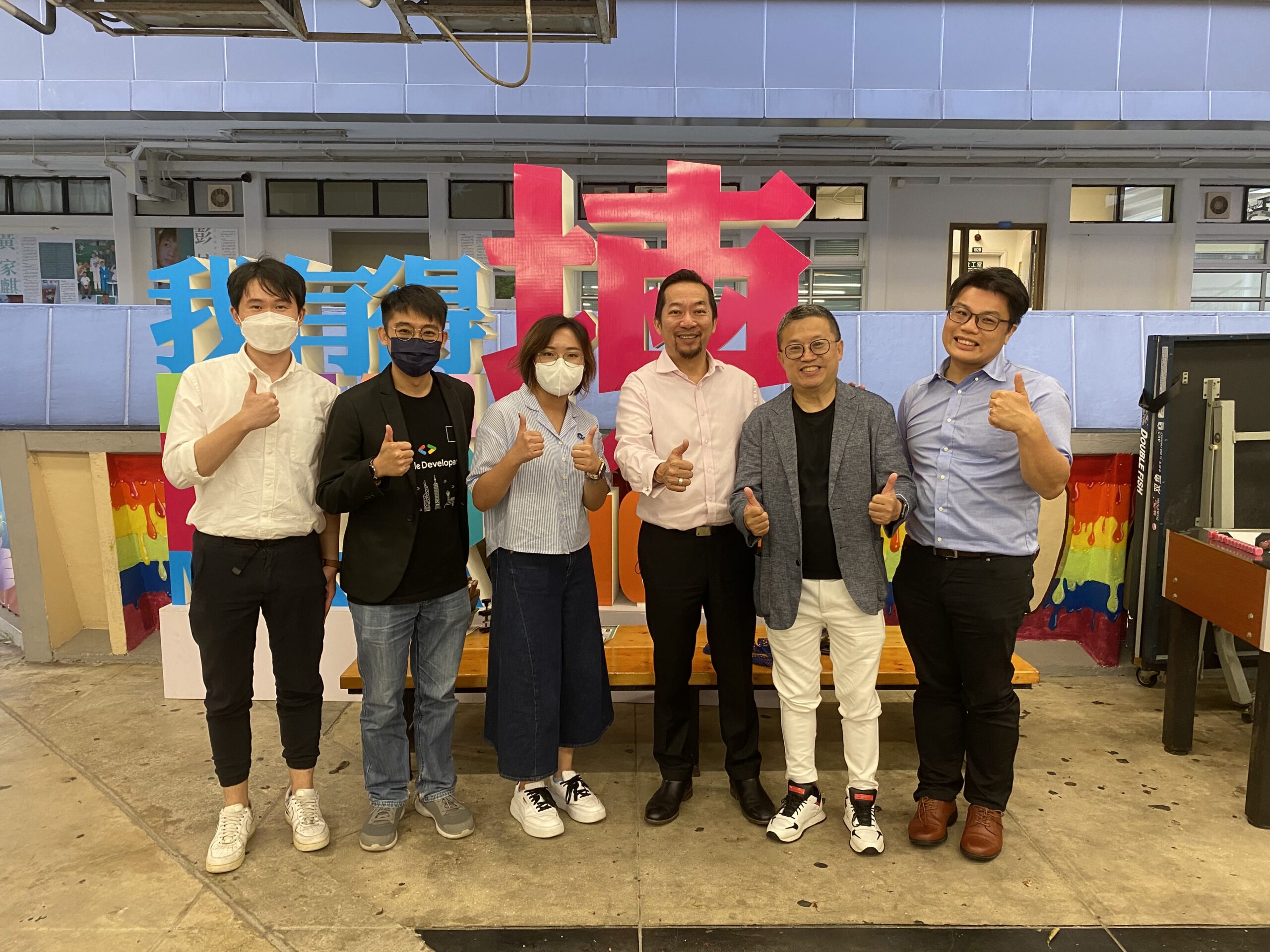 A group photo with Dr. Ilex Lam, Ir. Dixon Kwok, Principal Li, and other social enterprise’s representatives.